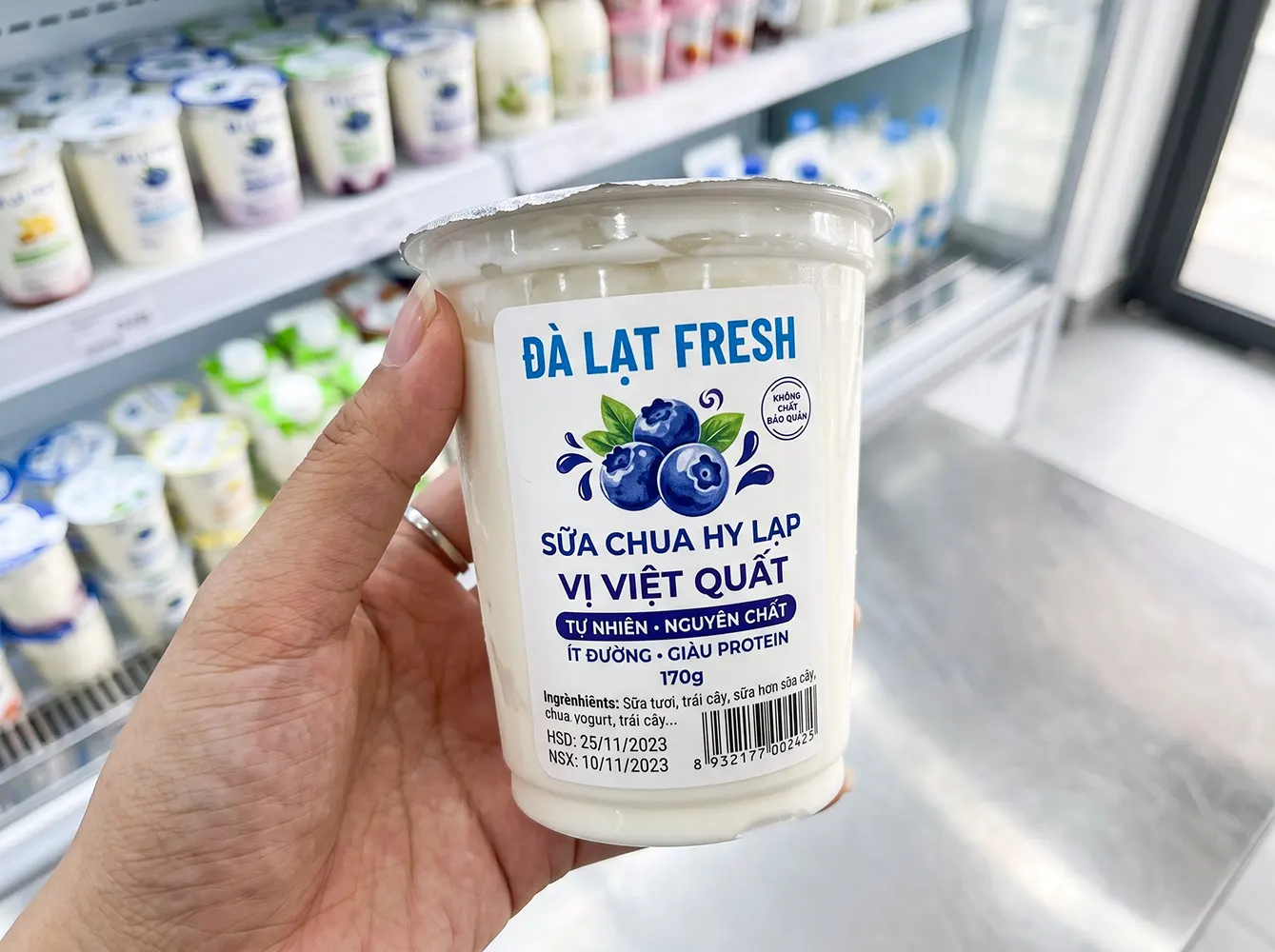 Một chai mỹ phẩm cao cấp với nhãn sản phẩm được thiết kế tinh tế, dán gọn gàng, thể hiện rõ thông tin chính và nhận diện thương hiệu sang trọng.