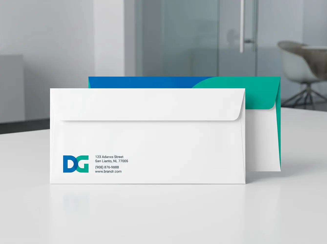 Cận cảnh một bao thư doanh nghiệp với bố cục thông tin rõ ràng: logo ở góc, thông tin liên hệ được sắp xếp khoa học và một khoảng trống dành cho địa chỉ người nhận.