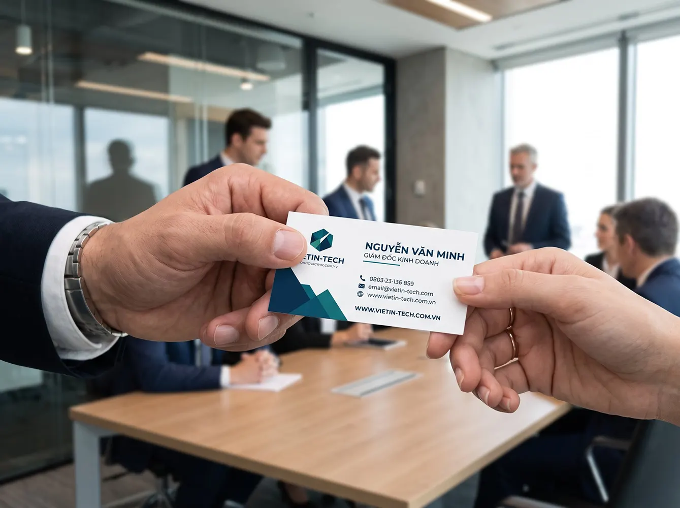Một tấm name card in trên giấy Couche 300gsm với bề mặt cán màng mờ, đặt trên bàn làm việc bằng gỗ cùng cuốn sổ tay và bút, thể hiện chất lượng sản phẩm.