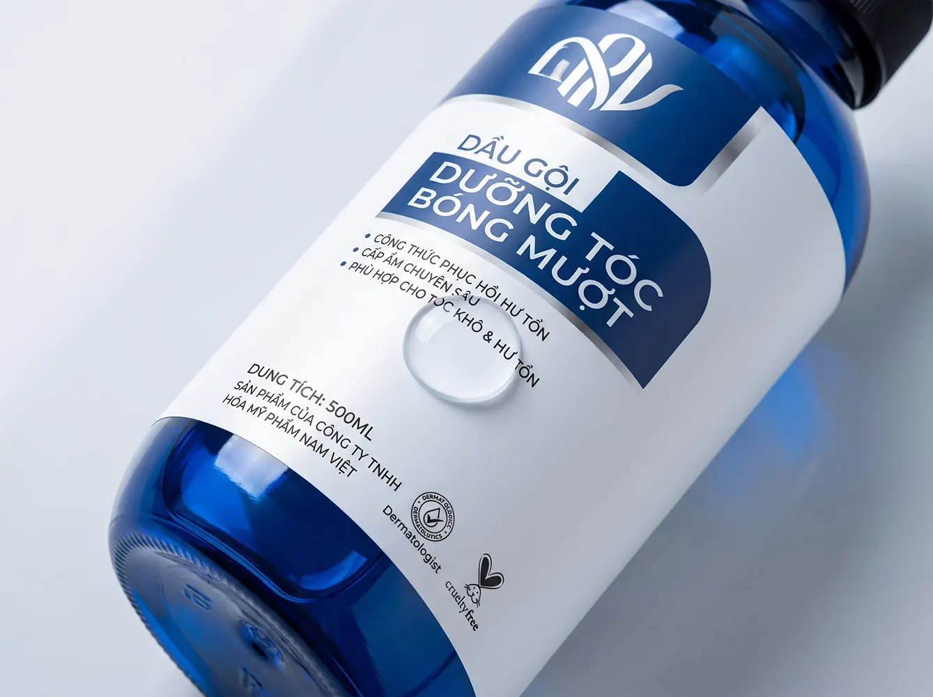 Tem nhãn decal chống nước offset dán trên chai mỹ phẩm, thể hiện ứng dụng thực tế